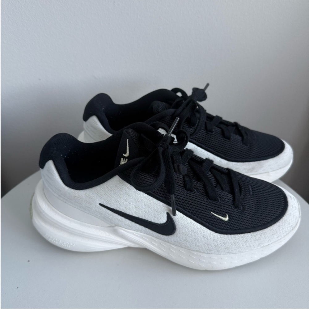 Nike Dual-Tone Black and White Running Shoes